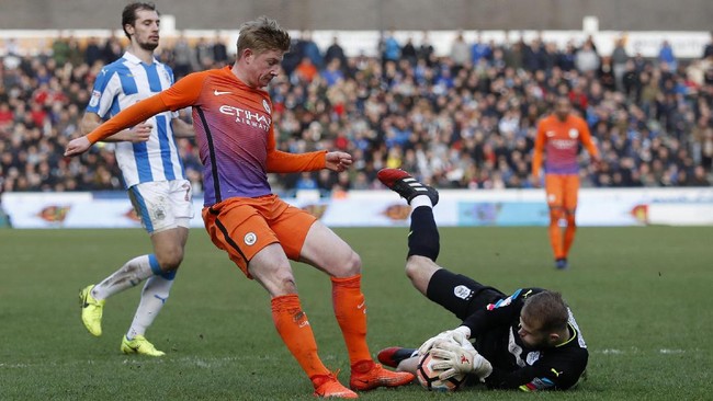 Manchester City bermain imbang tanpa gol menghadapi tuan rumah Huddersfield Town dan laga babak kelima Piala FA pun harus diulang di markas The Citizens.