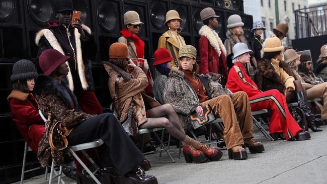 Koleksi Terbaru Marc Jacobs Bongkar Konsep Runway Tradisional