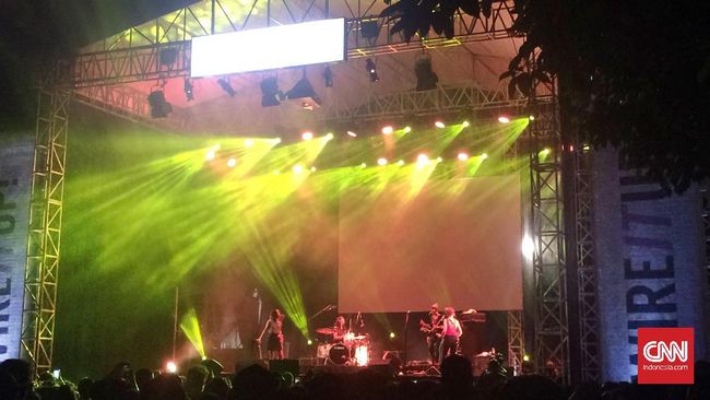 Sambutan antusias para penonton di konser Warpaint yang bertajuk ‘Head Up Tour 2017’ pada Jum'at (17/2) malam, dianggap menggemaskan.