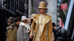 Koleksi Terbaru Marc Jacobs Bongkar Konsep Runway Tradisional