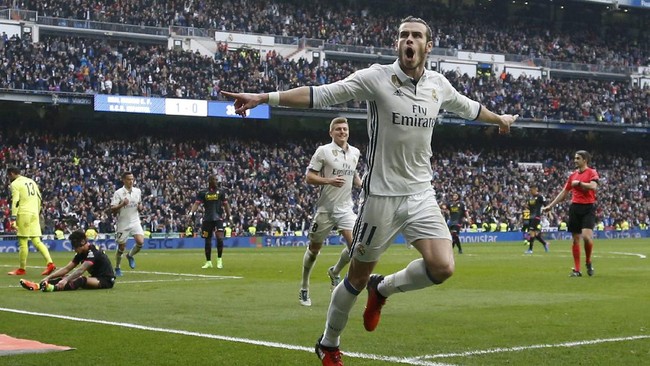Jose Mourinho bergurau dengan berkata pada Gareth Bale bahwa ia harus berbicara bila memang ingin hijrah ke Manchester United.