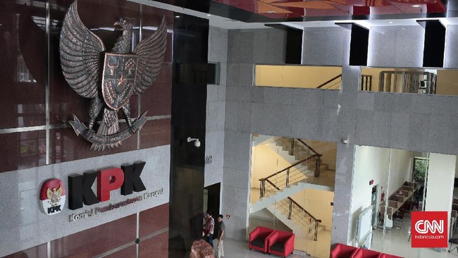 KPK menyegel sejumlah ruangan di kantor Pemkab Bekasi usai menggelar operasi tangkap tangan (OTT) terhadap 10 orang yang diduga korupsi terkait izin properti.