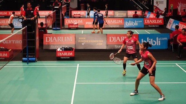 Pebulutangkis Indonesia Greysia Polii mengakui masih harus banyak beradaptasi dengan pasangan barunya, Riski Amelia, di Djarum Superliga Badminton 2017.