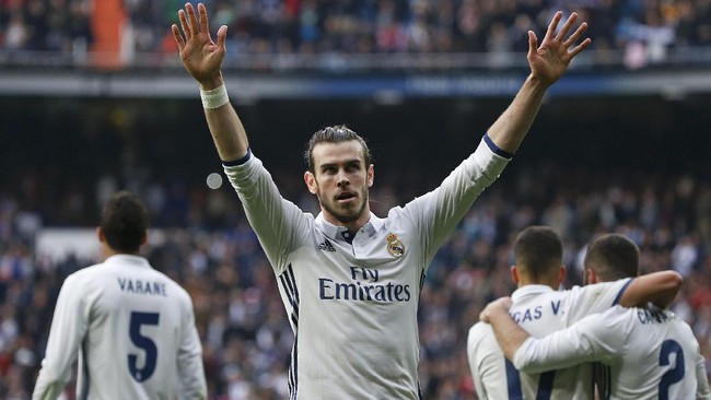 Pelatih Real Madrid Zinedine Zidane tampak berbisik kepada Gareth Bale saat penyerangnya itu bersiap main dari pinggir lapangan menggantikan Alvaro Morata.