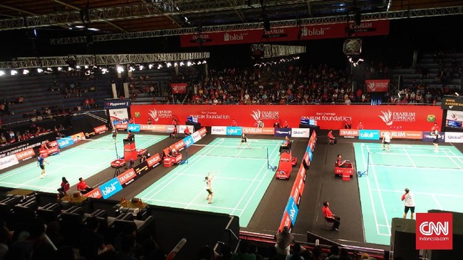 Dari total kapasitas 5000 penonton di DBL Arena, baru ratusan orang yang datang untuk menyaksikan Djarum Superliga 2017 di edisi hari pertama.