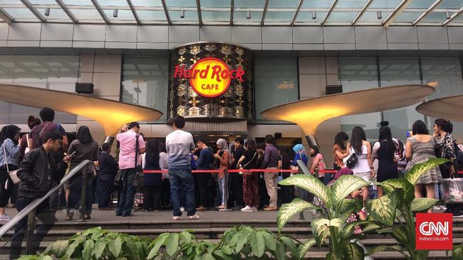 Tampak wajah-wajah muda namun tak lagi remaja memenuhi Hard Rock Cafe, Jakarta, tempat menonton konser band asal Kanada tersebut.