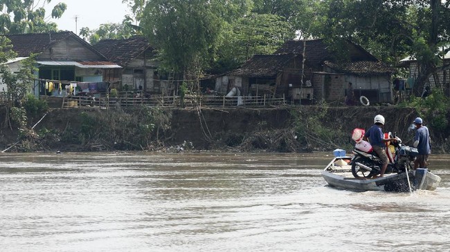 Dishub Jatim menyebut perahu tersebut beroperasi tanpa izin. Faktor keamanan dalam perahu itu juga disebut tidak layak.