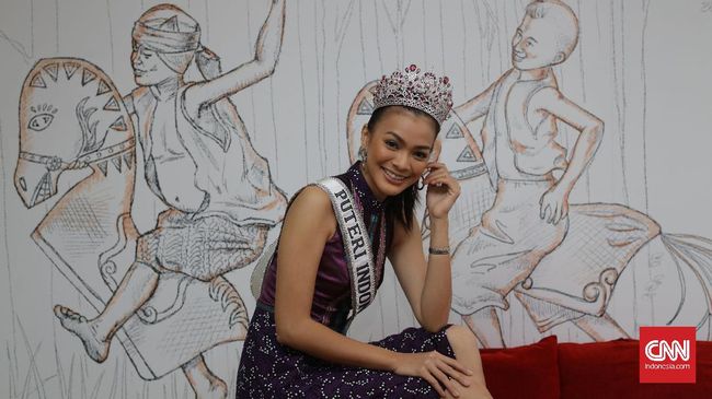 Setahun sudah Kezia Roslin Cikita Warouw menjadi Puteri Indonesia, sesuai mimpinya saat kecil. Kepada CNNIndonesia.com dia berbagi pengalaman dan suka dukanya.