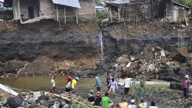 Banjir bandang menerjang permukiman dan lahan pertanian di wilayah Dusun Kenjuran, Desa Purwosari, Kecamatan Sukorejo, Kabupaten Kendal.