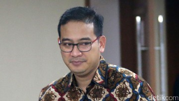 PERNAH DEKAT DENGAN ANGELINA SONDAKH
