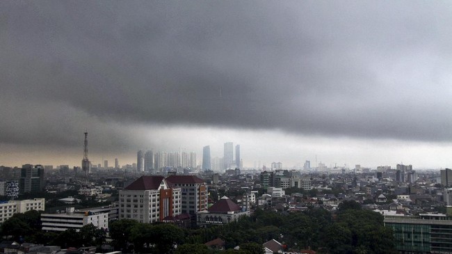 Masyarakat diimbau waspada pada angin kencang dan hujan deras yang bisa membuat genangan, pohon tumbang atau reklame roboh.