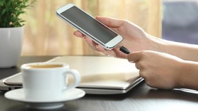 'Charge' Ponsel di Kafe Kini Tak Lagi Gratis