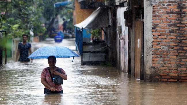 Sebagian wilayah di Jakarta mengalami banjir akibat hujan deras sejak dini hari. Banjir membuat macet dan aktivitas warga Jakarta tersendat.