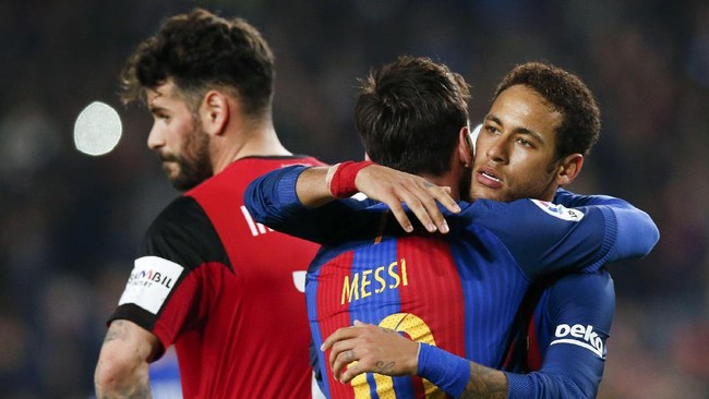Mantan gelandang serang Barcelona Ronaldinho meyakini nama Neymar sudah bisa disejajarkan dengan Lionel Messi dan Cristiano Ronaldo.