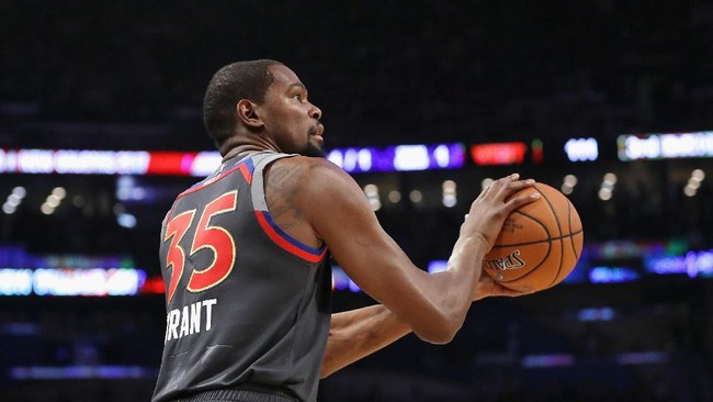 Bintang NBA, Kevin Durant, positif terinfeksi virus corona bersama tiga rekan setimnya di tim Brooklyn Nets.