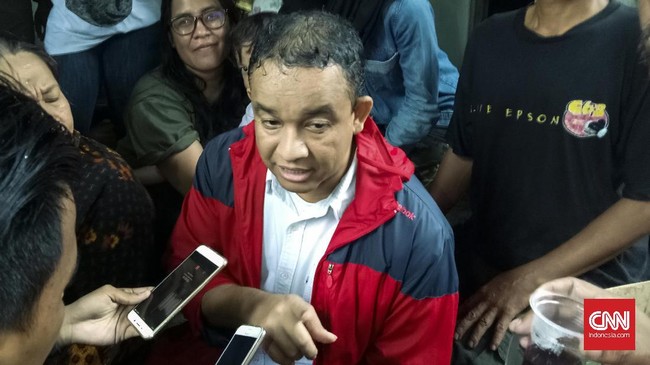 Banjir di Cipinang Melayu memaksa ratusan warga mengungsi dari rumahnya. Cagub Anies Baswedan mempertanyakan program normalisasi sungai yang dinilainya mandeg.