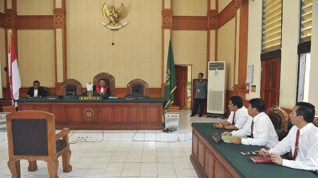 Saksi yang merupakan mantan direktur di Polda Sumatera Utara memberikan snack dan nasi kotak ke acara seminar yang dihadiri terdakwa kasus terorisme Munarman.