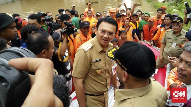 Menurut Ahok, satu-satunya cara yang paling tepat untuk menyelesaikan banjir Jakarta adalah menyelesaikan pengerjaan proyek normalisasi sungai.