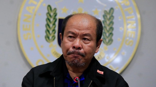 Eks anggota polisi mengaku Presiden Rodrigo Duterte kerap memerintah mereka untuk membunuh anggota kriminal dengan imbalan puluhan ribu peso.