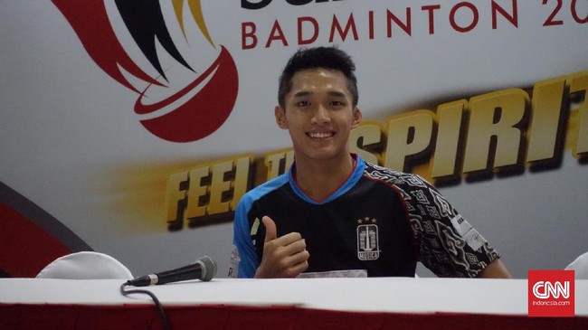 Pesona Jonatan Christie bukan hanya pada kelihaian bermain raket, tapi dia juga memiliki postur dan wajah yang memikat fan, terutama kaum hawa.