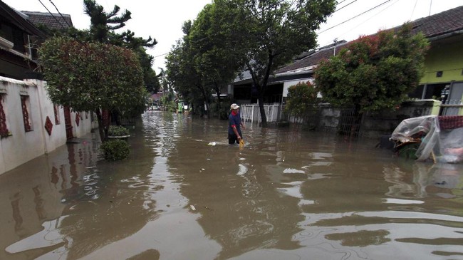 Jakarta Utara dan Jakarta Timur berpontensi kebanjiran, terutama daerah di tepi sungai yang proses normalisasinya belum selesai.