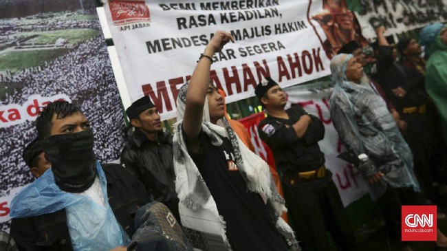 FUI menyatakan negara harus memperlakukan Ahok sama dengan kepala daerah lain yang tersangkut kasus pidana. Desakan ini akan digaungkan dalam Aksi 313.