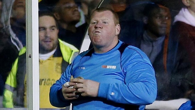 Kiper cadangan Sutton Wayne Shaw diduga sengaja memakan pie di bangku cadangan untuk mendukung pasar taruhan salah satu perusahaan judi di Inggris.
