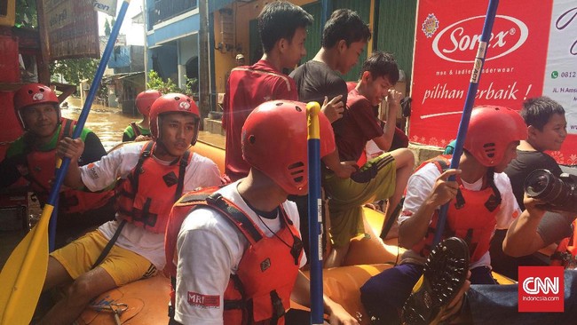 Para pemuda memenuhi panggilan hati menjadi relawan dalam bencana banjir. Mereka bersiaga 24 jam untuk mencegah jatuhnya korban jiwa akibat banjir.