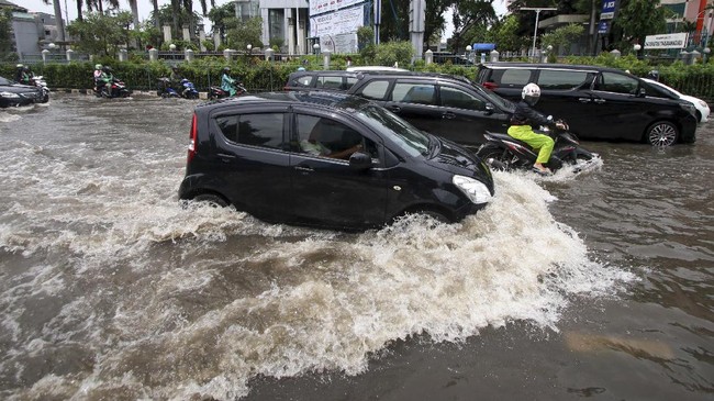 Saat mobil habis dipakai 'basah-basahan', ada beberapa hal yang harus diperhatikan sebelum pengguna memarkirkan mobil dalam waktu lama.