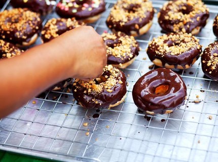 4 Resep Donat Coklat Enak, Pasti Jadi Favorit Si Kecil Bun