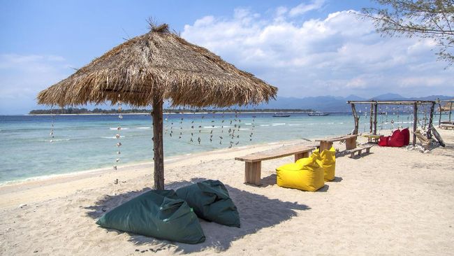Banyak tempat usaha yang berada di bibir pantai, bahkan memasang tarif minimal untuk wisatawan yang ingin duduk santai menikmati pantai.