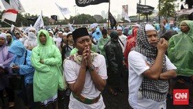 Kisah Guru Navy, Jalan Kaki Tepis Tuduhan Massa Nasi Bungkus