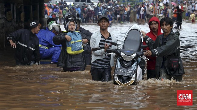 Bahkan, tidak hanya melindungi properti dan kendaraan bermotor saja, asuransi yang menjamin risiko banjir bisa menjamin risiko isi properti pelanggan.