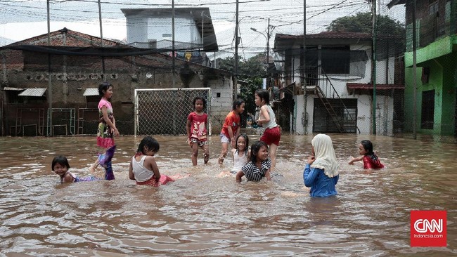 Saat sedang bermain di pinggir sungai, Ikmal jatuh tenggelam. Ia tinggal di pemukiman yang terdampak banjir.