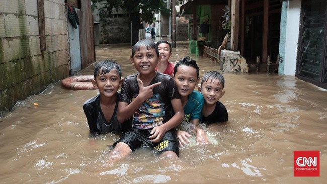 Banjir Rawajati, antara Kesulitan dan Kegembiraan Anak-anak