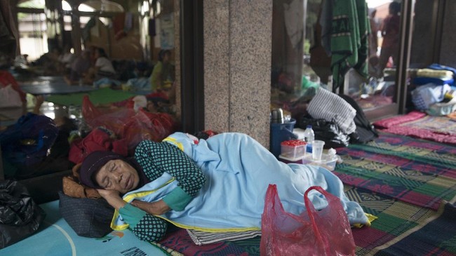 Di balik kesulitan para pengungsi banjir Cipinang Melayu, Jakarta, terdapat solidaritas antar warga yang membuat mereka mampu memenuhi kebutuhan sehari-hari.