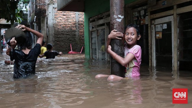 Beberapa warga Jakarta bersiap menghadapi banjir susulan setelah tempat tinggalnya terendam air Selasa kemarin. 