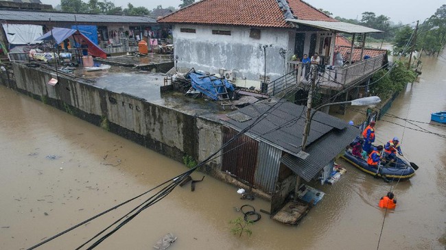 Badan Nasional Penanggulangan Bencana menerima 401 laporan warga mengenai banjir dan mendata setidaknya 51 titik banjir di seluruh wilayah Jakarta.