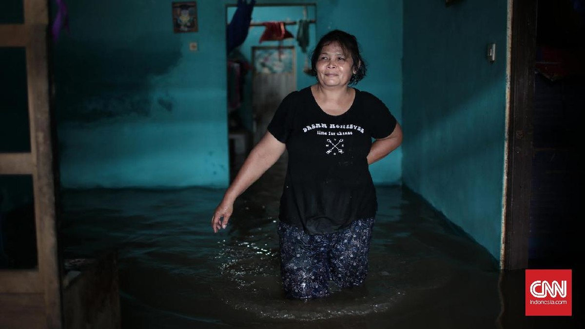 Banjir Rawajati, antara Kesulitan dan Kegembiraan Anak-anak