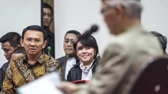 Petinggi PP Muhammadiyah yang bersaksi di sidang Ahok menyebut menerbitkan larangan memilih pemimpin non-muslim tidak melanggar konstitusi.