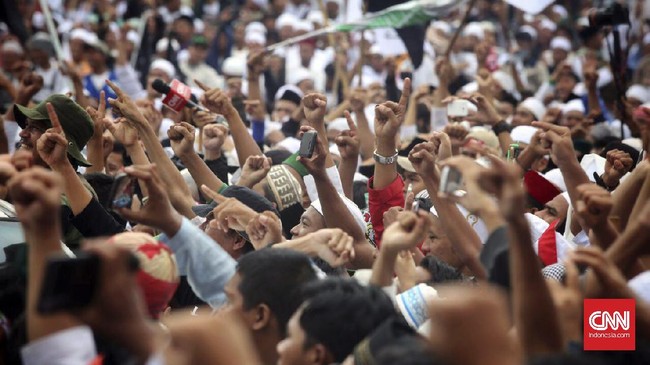 Jarak dari Masjid Istiqlal ke Gedung DPR mencapai 12 kilometer. Para peserta aksi 299 yang hendak long march pun disarankan untuk naik bus TransJakarta.