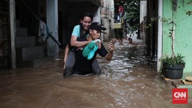 Banjir Rawajati, antara Kesulitan dan Kegembiraan Anak-anak