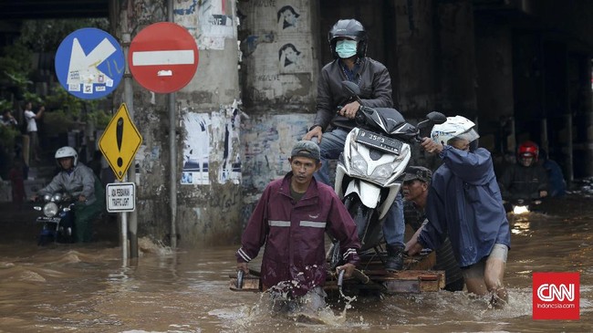 Banjir merendam Kelurahan Bintara, Kota Bekasi, dengan 287 KK terdampak. Ketinggian air mencapai 80 cm.