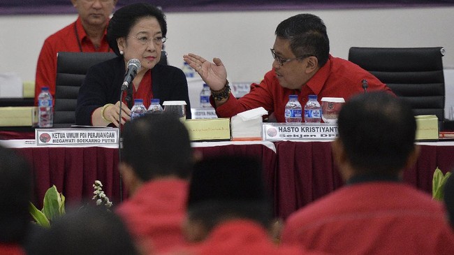 Sekjen PDIP Hasto menyebut Megawati justru yang meminta agar KPK tak sekadar sebuah komisi karena sifatnya ad hoc atau bukan lembaga permanen.