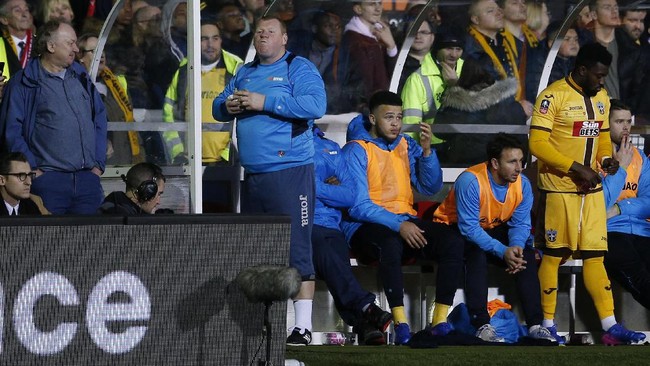 Wayne Shaw tidak hanya menjadi kiper dalam klub, tapi juga membantu klub dalam menyusun data administrasi, memperbaiki lampu stadion, dan membersihkan stadion.