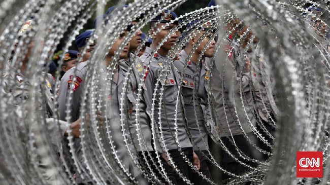 Polri menerjunkan 20 ribu personel untuk mengawal aksi unjuk rasa pada Hari Buruh Internasional di Jakarta 1 Mei. Masyarakat diimbau tak melintas Monas.