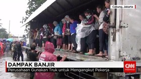 Banjir Ganggu Aktivitas Pabrik di Jalan Inspeksi Cakung