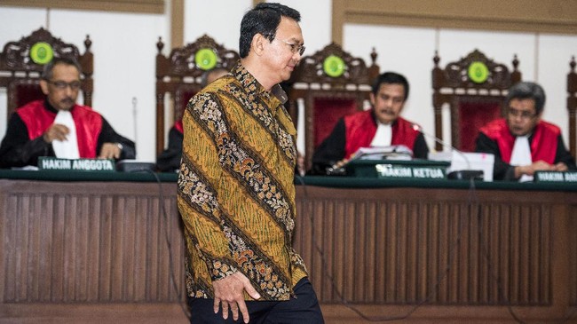 Ketua Majelis Hakim mengingatkan Jaksa Penuntut Umum untuk segera menghadirkan sejumlah saksi ahli dalam waktu maksimal dua kali persidangan.