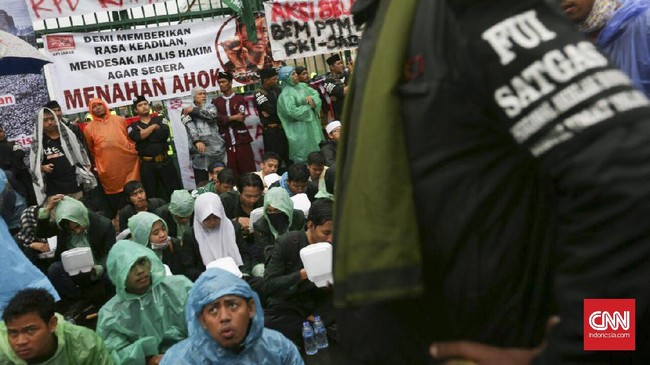 Aksi 212 hari ini juga melibatkan mahasiswa yang tergabung dalam BEM PTM Zona III. Di bawah guyuran hujan, mereka menuntut MPR menggelar Sidang Istimewa.