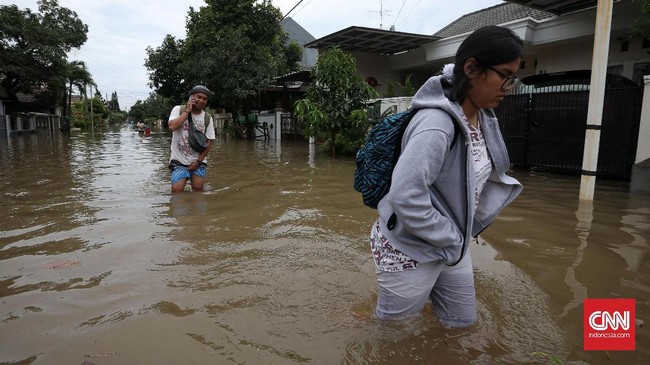 Wali Kota Bekasi Rahmat Effendi mendeteksi penyebab banjir di empat lokasi perumahan warga saat turun hujan dengan intensitas lebat.